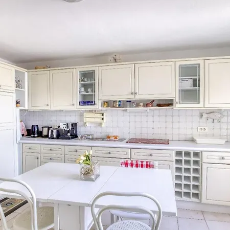 Magnificent Luxury Flat With Terrace In Prázdninový dům Bandol